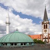 Moschee und Kirche in friedlicher Nachbarschaft